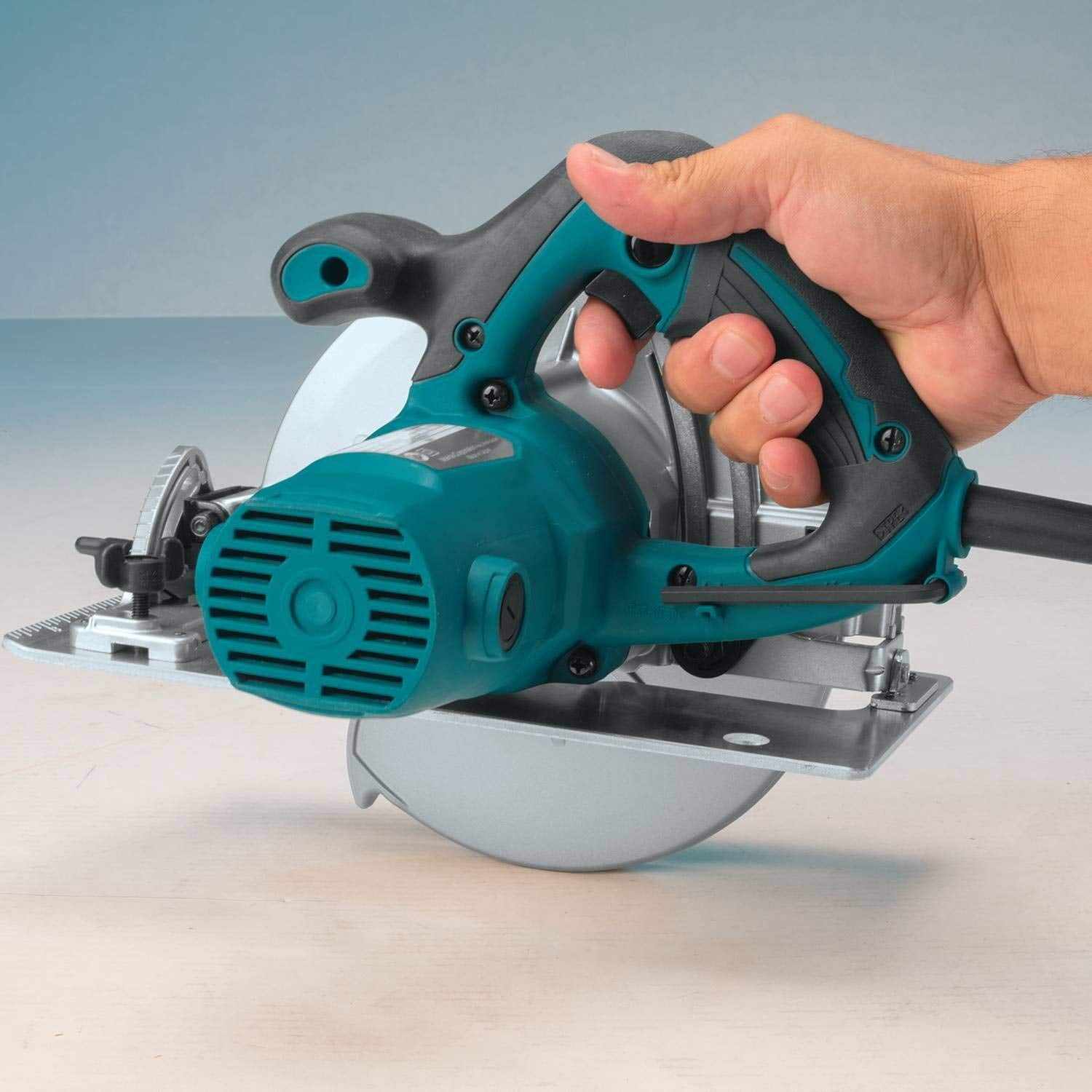 Пила Makita HS7600диск, 1200Вт,5200об\м,диск-ф185х30мм,рез-64мм,3.9кг, стальное основание, кор